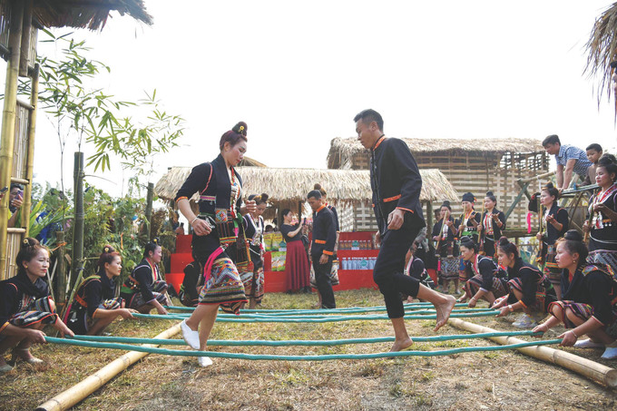 បងប្អូនជនជាតិ ឃ្មុ លោតគោះអង្រែក្នុងថ្ងៃបុណ្យនិទាឃរដូវ 5 pscd.jpg