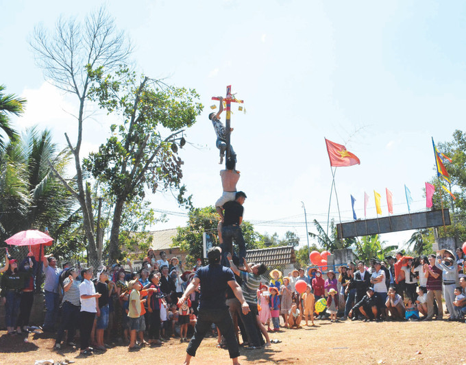 យុវជនជនជាតិ មឿង ចូលរួមលេងល្បែងឡើងបង្គោលខ្លាញ់ 20 pscd.jpg