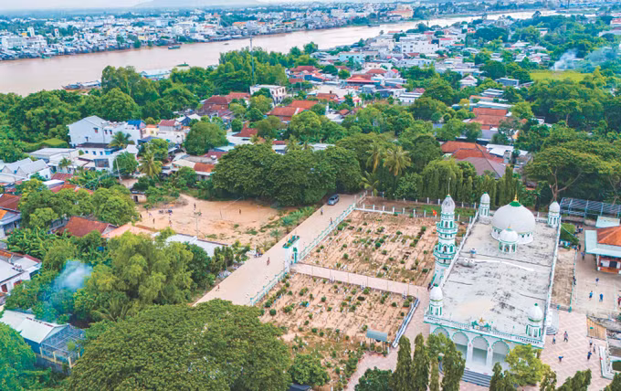 Gan ket dao doi cua nguoi Cham An Giang 1.jpg