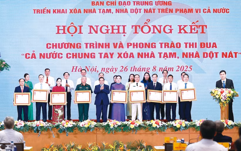 លោកនាយករដ្ឋមន្ត្រី ផាម មិញជិញ អញ្ជើញប្រគល់ជូនគ្រឿងឥស្សរិយយសការងារលេខ ៣ ដល់សមូហភាពទាំងឡាយមានស្នាដៃឆ្នើមក្នុងចលនាប្រឡងប្រណាំង "ទូទាំងប្រទេសរួមដៃគ្នាលុបបំបាត់ផ្ទះបណ្ដោះអាសន្ន ផ្ទះធ្លុះធ្លាយទ្រុឌទ្រោម"