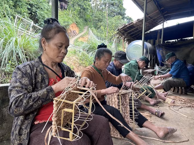 បើកផ្លូវចេញរួចផុតពីភាពក្រីក្រសម្រាប់ប្រជាជន អៀនណា