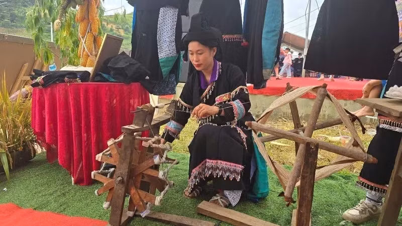 បងប្អូនជនជាតិ ធូឡាវ នៅខ្សែទឹកខាងលើទន្លេ ចាយ រក្សាព្រលឹងមុខរបរតម្បាញ