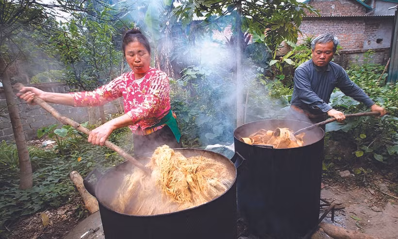 សំបកដើមកូហ្សូត្រូវបានត្រាំទឹកចំនួន ២ ដល់ ៣ ថ្ងៃ បន្ទាប់មកត្រាំទឹកកំបោររួចហើយដាំអោយពុះក្នុងរយៈពេលជាង ១០ ម៉ោង ត្រូវបានឆ្លងកាត់ការផ្អាប់ ១ ថ្ងៃ ១ យប់ រួចបន្តត្រាំទឹកស្អាតពី ៧ ដល់ ១០ ថ្ងៃ ដើម្បីជម្រុះជ័រឈើចោល