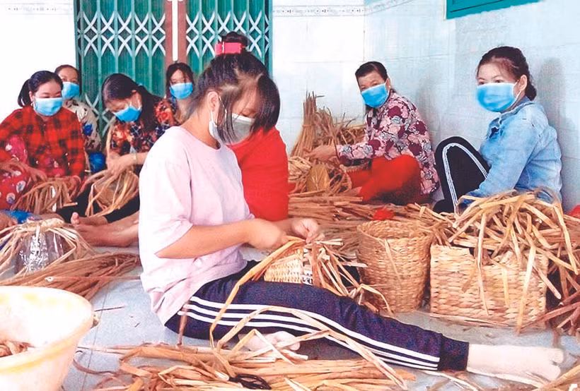 ថ្នាក់រៀនត្បាញកំប្លោកដោយមន្ទីរការងារ - យុទ្ធជនពិការនិងសង្គមកិច្ចខេត្ត ហូវយ៉ាង រៀបចំឡើងនៅឃុំ សាភៀន ស្រុក ឡុងមី ទាក់ទាញស្ត្រី ខ្មែរ ចូលរួមថ្នាក់រៀន វិជ្ជាជីវៈយ៉ាងច្រើនកុះករ