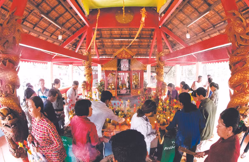 បងប្អូនជនជាតិ ខ្មែរ នៅខេត្ត សុកត្រាំង ថ្វាយគ្រឿងតង្វាយក្នុងពិធីបុណ្យ ធាក់គង នៅភូមិ អានត្រាច់ ឃុំ អានហៀប ស្រុក ចូវថាញ់ (ខេត្ត សុកត្រាំង)