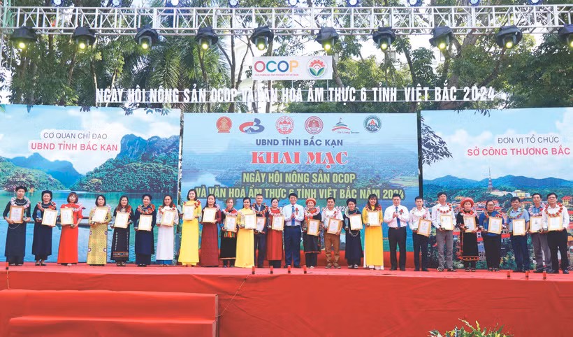 ក្នុងឱកាសនេះ ខេត្ត បាក់កាន រៀបចំពិធីប្រកាសនិងប្រគល់វិញ្ញាបនបត្របញ្ជាក់លើកតម្កើងផលិតផលឧស្សាហកម្មជនបទគំរូថ្នាក់ខេត្តចំនួន ២៧ ឆ្នាំ ២០២៤