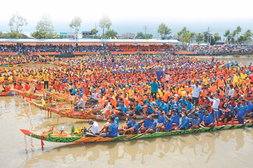 ពិធីបុណ្យអុំទូក ង មិនត្រឹមតែជាសកម្មភាពកីឡាបង្ហាញលក្ខណៈសហគមន៍ប៉ុណ្ណោះទេថែមទាំងមានអត្ថន័យវប្បធម៌ ខាងព្រលឹងវិញ្ញាណពិសេសចំពោះបងប្អូនជនជាតិ ខ្មែរ ទៀតផង