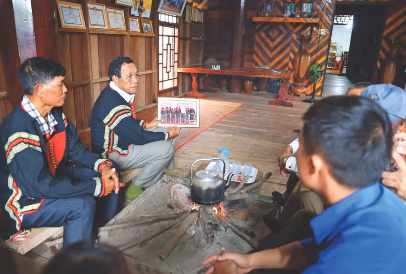 ព្រឹទ្ធាចារ្យភូមិ អ៊ី ឌ្ហុនហ្មក់