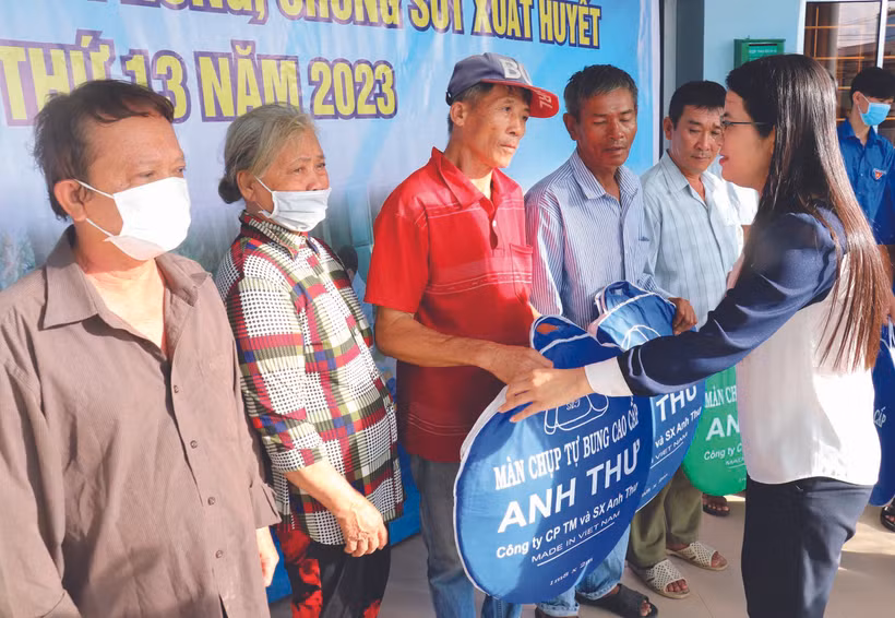 ប្រគល់ជូនមុងដេកដល់ក្រុមគ្រួសារក្រីក្រនៅសង្កាត់ វិញក្វាង ទីក្រុង រ៉ាច់យ៉ា(ខេត្ត កៀនយ៉ាង)