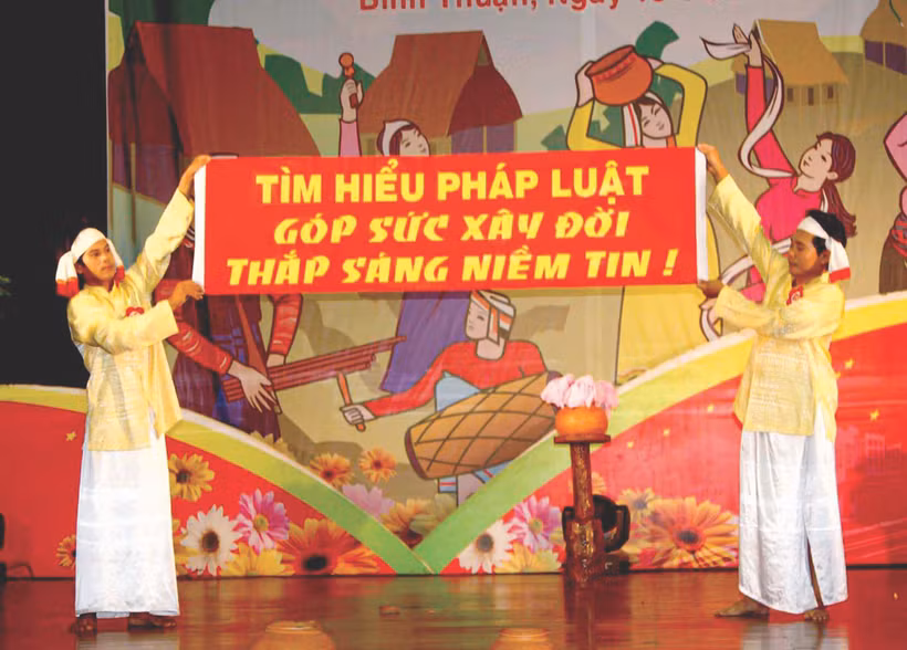 ការឃោសនា ផ្សព្វផ្សាយអប់រំច្បាប់នៅពិធីប្រលងសម្រាប់បងប្អូនជនជាតិជួយលើកកម្ពស់ការយល់ដឹងប្រជាជន រួមចំណែកលុបបំបាត់ទំនៀមទម្លាប់អន់ថយ