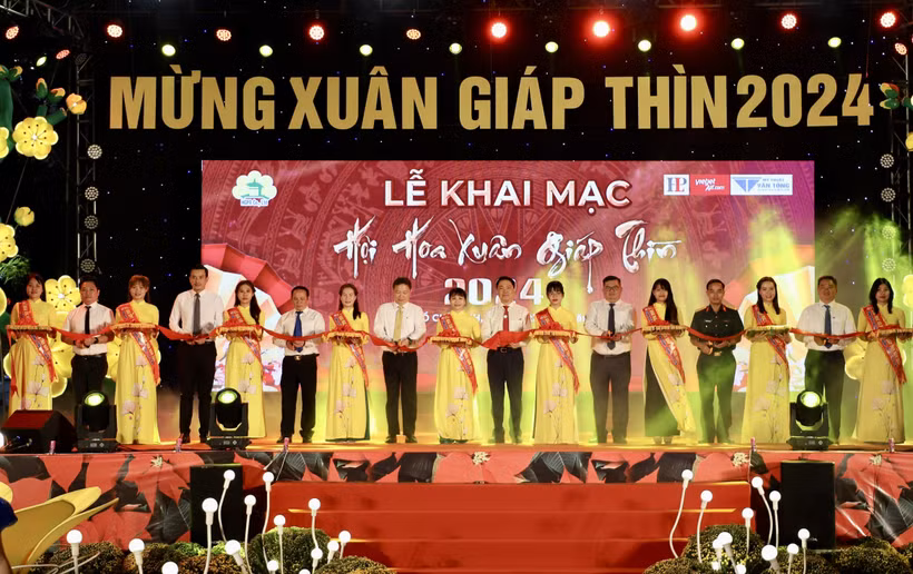 គណៈប្រតិភូទាំងឡាយធ្វើពិធីកាត់ខ្សែបូរបើកពិធីបុណ្យបុប្ផានិទាឃរដូវឆ្នាំ ២០២៤ 