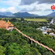 ជណ្ដើរថ្មើរជើងមានប្រវែងប្រមាណ ៧០ ម៉ែត្រនាំពីជើងភ្នំដល់ព្រះវិហារវត្ត។