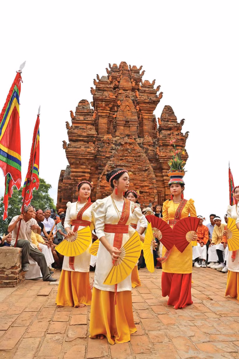 យុវនារីជនជាតិ ចាម ស្រស់ឆើតឆាយក្នុងឈុតសម្លៀកបំពាក់ពិធីបុណ្យ