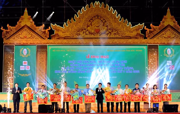 ដ៏ខ្ញៀវខ្ញាអ៊ូអរទិវាមហោស្រពវប្បធម៌ កីឡានិងទេសចរណ៍បងប្អូនជនជាតិ ខ្មែរ ណាមបូ ảnh 3