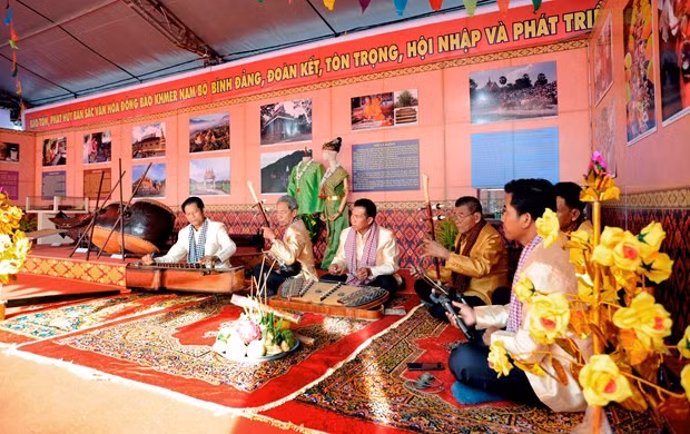 ដ៏ខ្ញៀវខ្ញាអ៊ូអរទិវាមហោស្រពវប្បធម៌ កីឡានិងទេសចរណ៍បងប្អូនជនជាតិ ខ្មែរ ណាមបូ ảnh 4