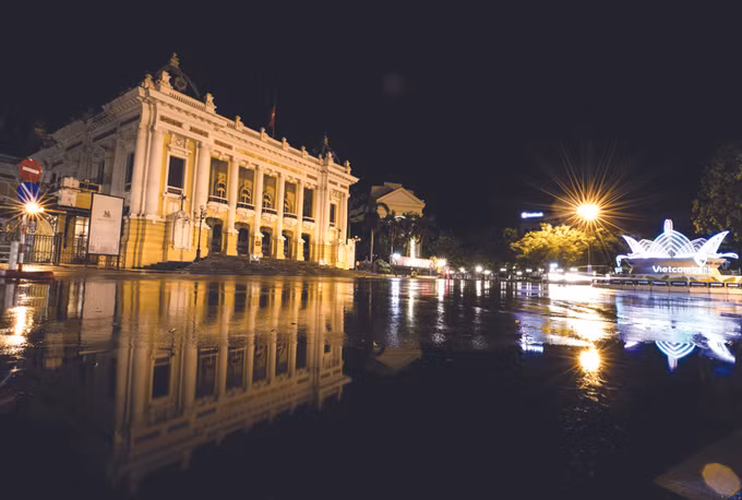 ចែងចាំងពន្លឺផ្លេកៗ នាពេលរាត្រីនៅ ហាណូយ ảnh 4