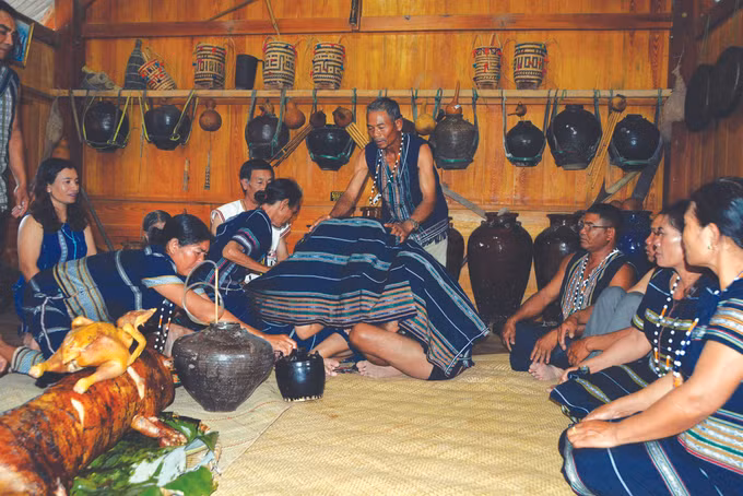 ទំនៀមទម្លាប់រៀបមង្គលការ ស្តីដណ្តឹងរបស់ជនជាតិ ក្ហស្រែ នៅខេត្ត ឡឹមដុង ảnh 1