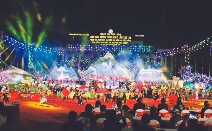 អ៊ឹកធឹក ទិវាមហោស្រពវប្បធម៌ជនជាតិ ម៉ុង ảnh 1