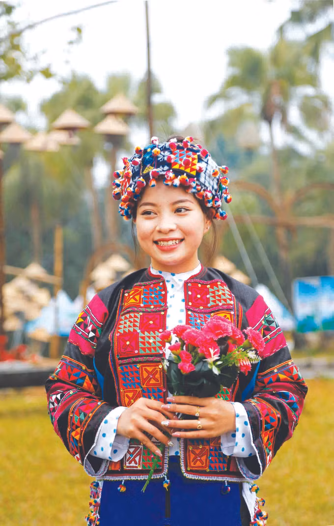 ឈុតសម្លៀកបំពាក់បែបប្រពៃណីជនជាតិ ឡូឡូ នៅស្រុក ម៉ែវវ៉ាក ខេត្ត ហាយ៉ាង ảnh 1