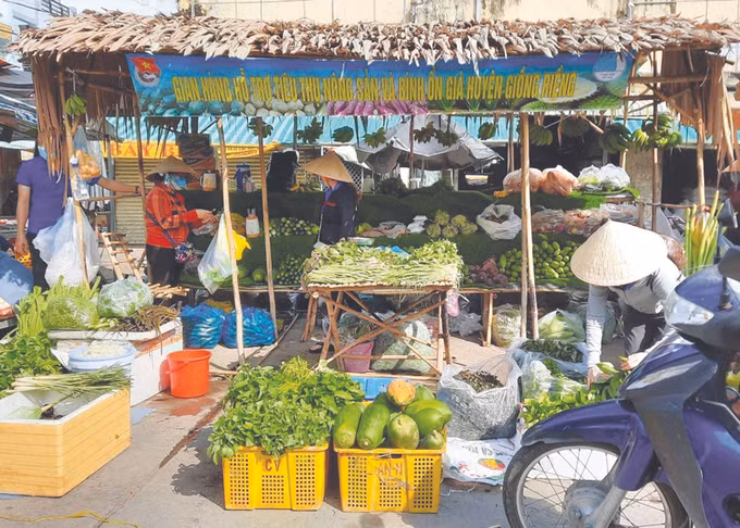 ការរួមកម្លាំងគ្នា ពុះពារជម្នះជំងឺរាតត្បាតសកលនៅតំបន់បងប្អូនជនជាតិ ខ្មែរ ណាមបូ ảnh 8