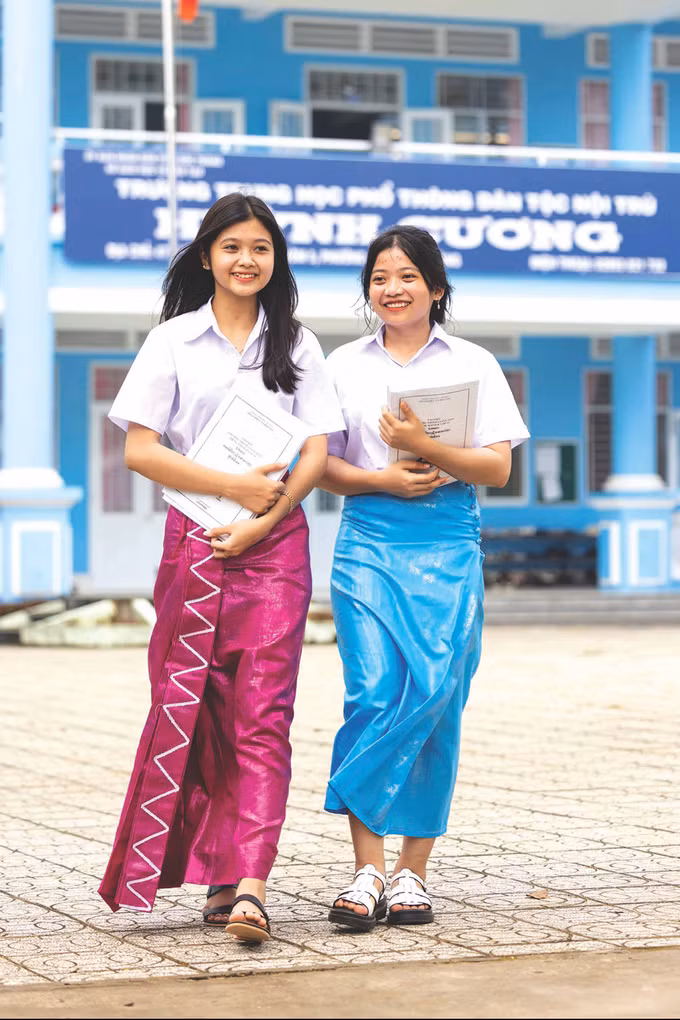 សិស្សនារី ខ្មែរ ក្នុងបរិវេណវិទ្យាល័យមធ្យមសិក្សាចំណេះទូទៅអន្តេវាសិកជនជាតិ ហ្វ៊ិញកឿង  ảnh 1