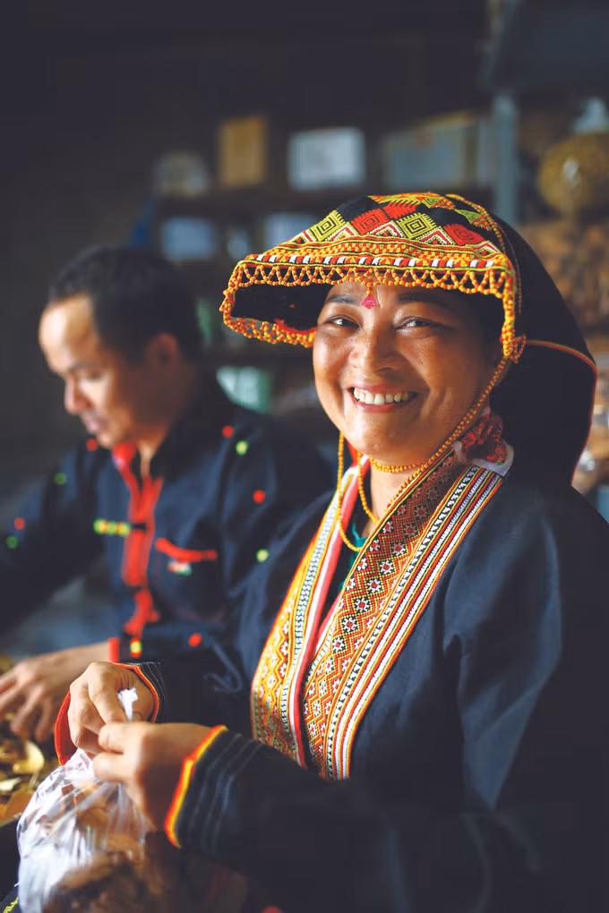 អ្នកស្រី ត្រៀវ ធីហ្វា ថែរក្សាមុខរបរឱសថបុរាណរបស់ជនជាតិ យ៉ាវ ảnh 1