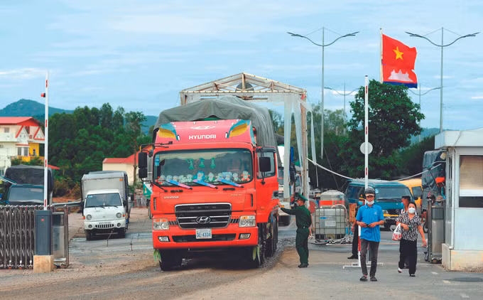 ផ្ដោះប្ដូរពាណិជ្ជកម្មនៅតំបន់ព្រំដែនខេត្ត អានយ៉ាង ảnh 6