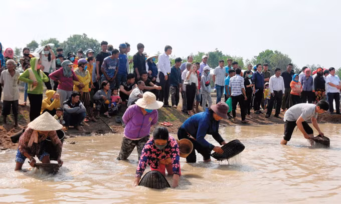 ពិធីបុណ្យយកត្រពាំងដ៏វិសេសវិសាលរបស់ជនជាតិ ខ្មែរ នៅខេត្ត ប៊ិញភឿក ảnh 1