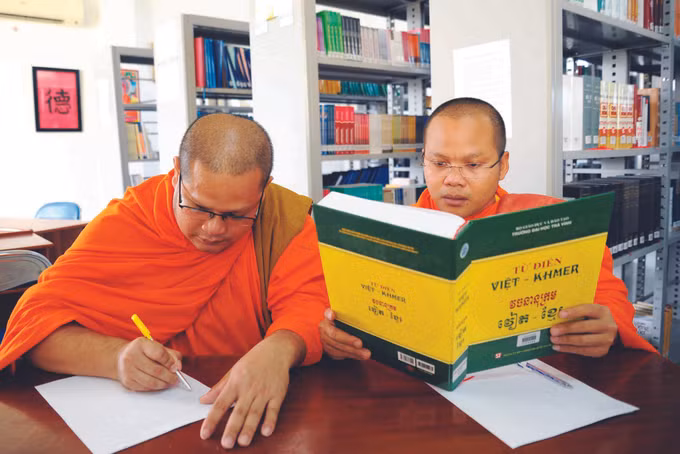 ប្រជុំវចនានុក្រម វៀតណាម - ខ្មែរ ពីរភាសាដំបូងគេបង្អស់នៅ វៀតណាម ảnh 1