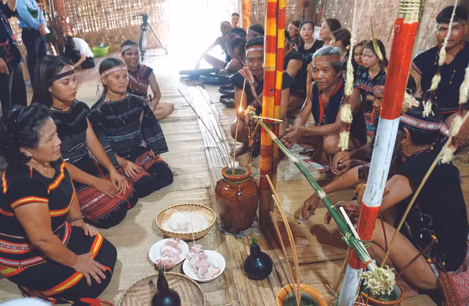ទំនៀបទម្លាប់ចងសម្ពន្ធមេត្រីភាពរបស់ជនជាតិ បាណា ảnh 2