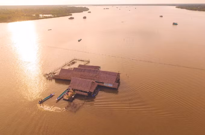បឹងទឹកប្រៃ ធីទឿង - គោលដៅទេសចរណ៍លើស្ទឹងទន្លេនៃខេត្ត កាម៉ៅ ảnh 1