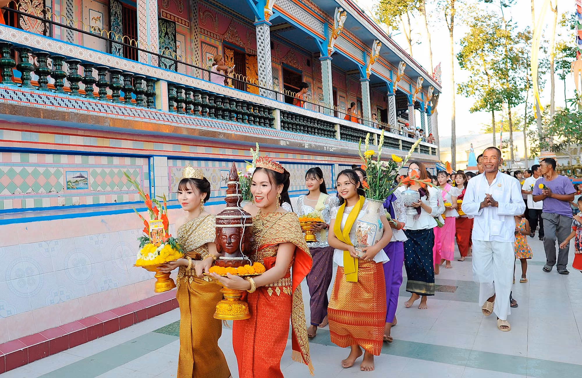 បងប្អូនជនជាតិ ​ខ្មែរ ប្រារព្ធពិធី​កិច្ចដង្ហែរមហាសង្ក្រាន្តនិងព្រះសិរកបិលមហាព្រហ្មប្រទក្សិណជុំវិញព្រះវិហារទទួលឆ្នាំថ្មី នៅវត្ត​សិរីសុខុម​សង្គម​មានជ័យ​ស្រឡូង​​ ឃុំ ដាយតឹម ស្រុក មីស្វៀន (ខេត្ត សុកត្រាំង)