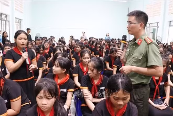 02-tre-em-phong-tranh.jpg