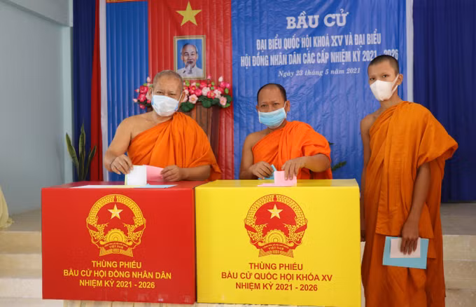 ម្ចាស់ឆ្នោតជាបងប្អូនជនជាតិ សាសនិក ដែលរស់នៅតំបន់ជ្រៅ តំបន់ឆ្ងាយដាច់ស្រយាល តំបន់ព្រំដែន អញ្ជើញចូលរួមបោះឆ្នោតយ៉ាងរួសរាន់ម្នីម្នា ảnh 2