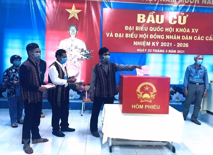 ម្ចាស់ឆ្នោតជាបងប្អូនជនជាតិ សាសនិក ដែលរស់នៅតំបន់ជ្រៅ តំបន់ឆ្ងាយដាច់ស្រយាល តំបន់ព្រំដែន អញ្ជើញចូលរួមបោះឆ្នោតយ៉ាងរួសរាន់ម្នីម្នា ảnh 4