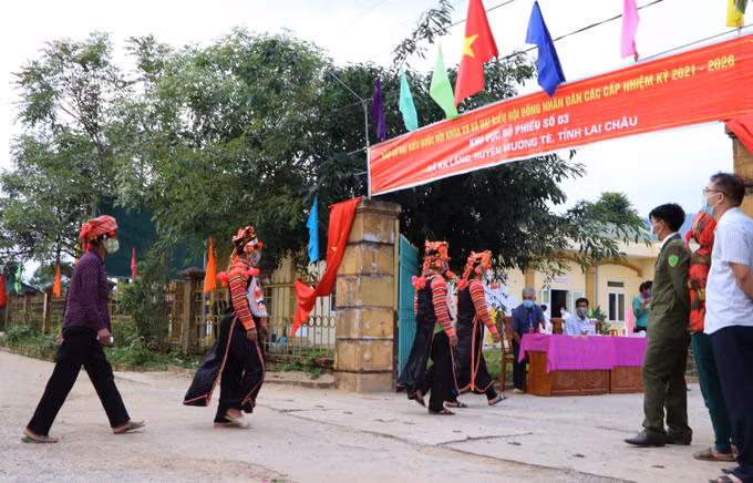 ម្ចាស់ឆ្នោតជាបងប្អូនជនជាតិ សាសនិក ដែលរស់នៅតំបន់ជ្រៅ តំបន់ឆ្ងាយដាច់ស្រយាល តំបន់ព្រំដែន អញ្ជើញចូលរួមបោះឆ្នោតយ៉ាងរួសរាន់ម្នីម្នា ảnh 9