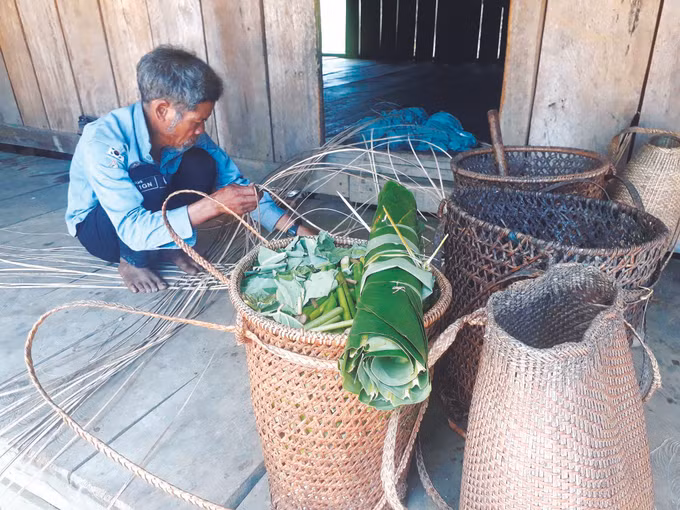 ជនជាតិ បាណា នៅខេត្ត ប៊ិញឌិញ ថែរក្សារបរត្បាញកាផាតាមប្រពៃណី ảnh 3