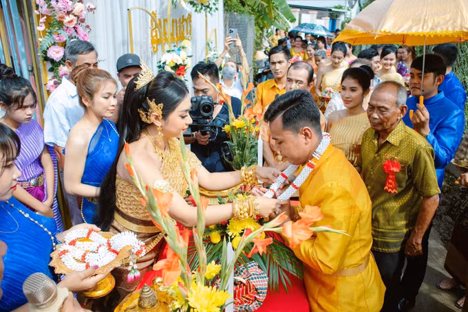 លក្ខណៈដ៏ល្អឯកនៃសម្លៀកបំពាក់ប្រពៃណីរបស់ជនជាតិ ខ្មែរ ảnh 6
