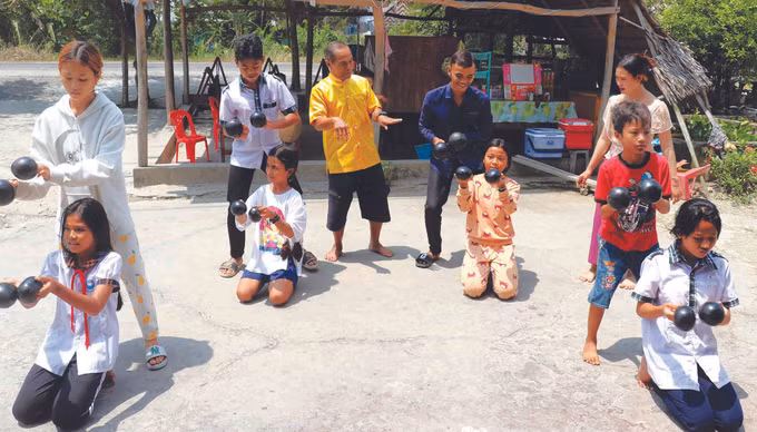អ្នកអស់ពីចិត្តពីថ្លើមបង្ហាត់បង្រៀនសិល្បៈប្រជាប្រិយ ខ្មែរ ảnh 1