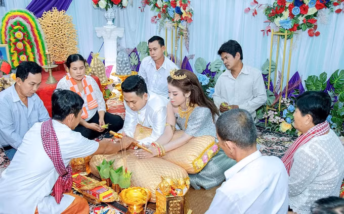 លក្ខណៈដ៏ល្អឯកនៃសម្លៀកបំពាក់ប្រពៃណីរបស់ជនជាតិ ខ្មែរ ảnh 7