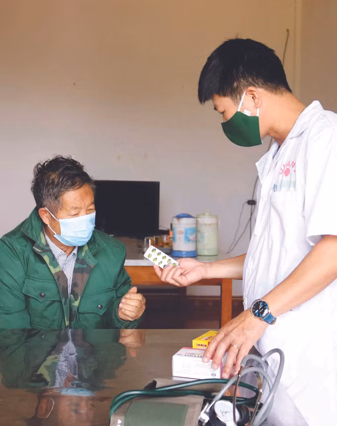 "ទូថ្នាំជាយដែន" មកដល់បងប្អូនជនជាតិតំបន់ព្រំដែន ảnh 2