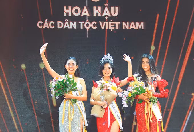 កញ្ញាដ៏ស្រស់ស្អាតជនជាតិ តៃ គ្រងមកុដបវរកញ្ញាបណ្តាជនជាតិ វៀតណាម ឆ្នាំ ២០២២ ảnh 2