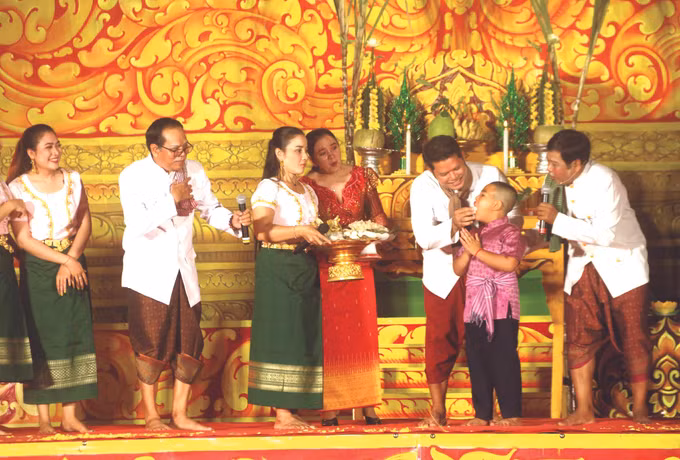ភាពអ៊ូអរពិធីបុណ្យអកអំបុករបស់បងប្អូនជនជាតិ ខ្មែរ ណាមបូ ảnh 1