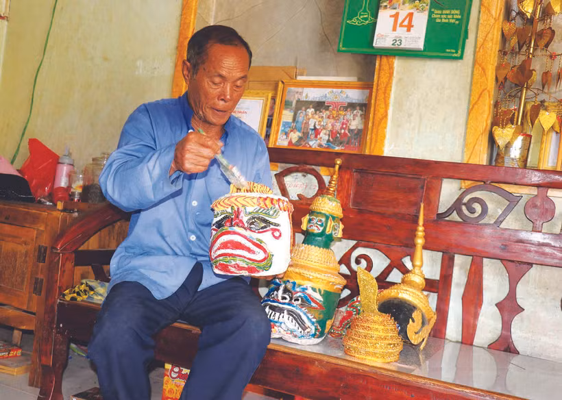 សិប្បករឆ្នើម យ៉ាញ់ បេ បោសសម្អាតឧបករណ៍សម្តែង
