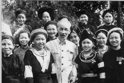 លោកប្រធាន ហូ ជីមិញ ជាមួយតំណាងនារីបណ្តាជនជាតិចំនួនមនុស្សតិចនៅមហាសន្និបាតនារីទូទាំងប្រទេសលើកទី ២ ថ្ងៃទី ២ ខែ មិថុនា ឆ្នាំ ១៩៥៦ នៅវិមានប្រធានរដ្ឋ ហាណូយ