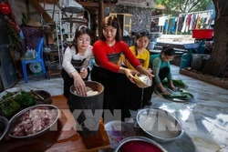 នៅពេលដែលស្រូវចាប់ផ្តើមចូលដល់ពេលលឿងទុំ នារី ថៃ នឹងជ្រើសរើសកួរស្រូវដ៏ស្អាតបំផុតនៅអំពកស្រែដ៏ល្អបំផុត យកមកព្យួរលើធ្នើចង្រ្កាន។ នៅពេលរដូវកាលប្រមូលផលរួចរាល់ ពួកគាត់ទើបបែនស្រូវ បុកជាអង្ករ ចំហុយបាយដំណើបដើម្បីប្រារព្ធពិធី។ រូបថត៖ ត្រុងដាត - ទីភ្នាក់ងារព័ត៌មានវៀតណាម