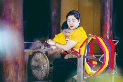 នារីជនជាតិ ថៃ ស្រាវសរសៃសូត្រដើម្បីត្បាញកន្សែង ពៀវ។