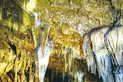 គុហា ណាមស៊ើន គឺជានាមដ្ឋាននៅរក្សាបានភាពដើមជាមួយនឹងអាថ៌កំបាំងទាំងឡាយមិនទាន់បានស្រាវជ្រាវរាវរកទាក់ទាញភ្ញៀវទេសចរ។