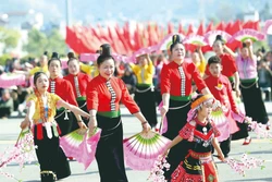 បងប្អូនជនជាតិ ថៃ នៅ ស៊ើនឡា រាំរបាំប្រជាប្រិយនៅក្នុងបុណ្យនិទាឃរដូវ។