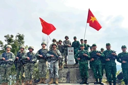 ប៉ុសិ៍្តការពារព្រំដែន លុងគូ (ខេត្ត ហាយ៉ាង ប្រទេស វៀតណាម) និងការពារព្រំដែនតំបន់ស្រុក ភូនិញ (ប្រទេស ចិន) យាមល្បាតទ្វេភាគីនៅខ្សែបន្ទាត់ព្រំដែន វៀតណាម - ចិន